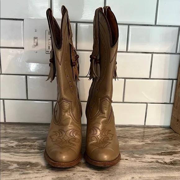 Miss Capezio Tan Heeled Boots with Classic Western Design - Picture 5 of 7